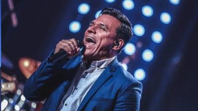 Julio Melgar durante un concierto en su congregación en Guatemala en el 2016.