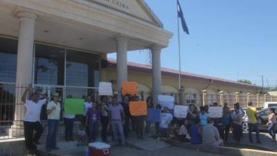 Los manifestantes exigieron la liberación del funcionario.