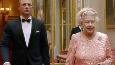 La reina Isabel II actuó como ella misma junto a Daniel Craig en un show especial para las Olimpiadas.