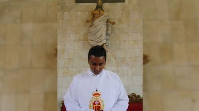 Su vida de oración involucra participación en la misa diaria. en la comunidad con otros estudiantes y la reflexión.