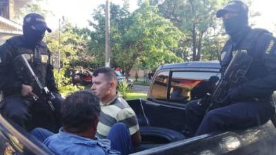 Momento en el que Santos Edgardo Campos Mejía y un supuesto complice son llevados a las instalaciones de la Fnamp.