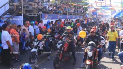 Desfile de carrozas y comparsas entre las atracciones este sábado durante la feria en La Ceiba. Foto: Melvin Cubas.