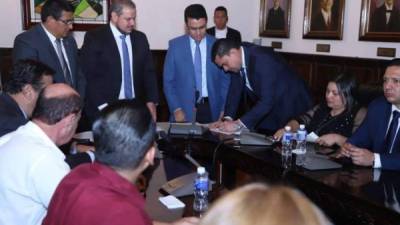 El ministro Ebal Díaz entregó el documento al secretario del Congreso Nacional, Tomás Zambrano.