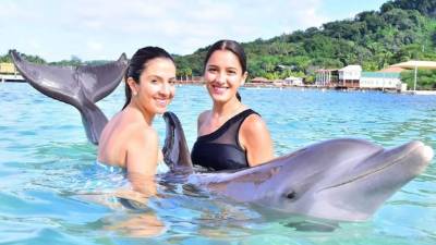 Interiano, famosa presentadora hondureña que triunfa en Univision, se dio unas vacaciones pre navideñas junto a su hermana Hena Sofía, de 16 años, y su madre, doña Hena, con quienes disfrutó de las bellezas de Islas de la Bahía.
