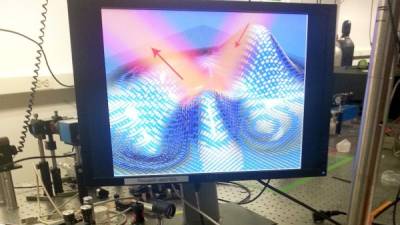 La pantalla muestra un experimento con una capa ultrafina desarrollada por científicos en Estados Unidos y que es capaz de esconder objetos pequeños.
