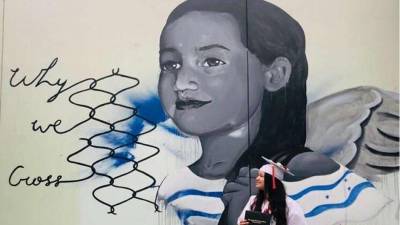 En el Maya Angelou Community High School, donde egresó Sánchez, eligieron su historia para plasmar un mural en honor a los migrantes.