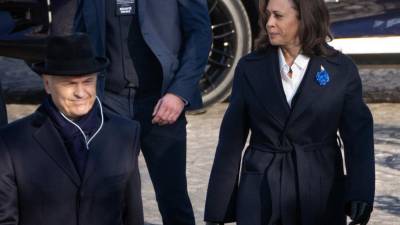 La vicepresidenta de los Estados Unidos, Kamala Harris llega para asistir a una ceremonia en el Arco de Triunfo en París.