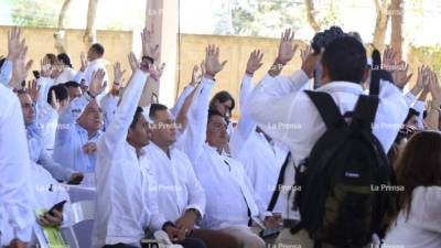 Diputados mientras aprueban decretos que están siendo discutidos en el congreso móvil.