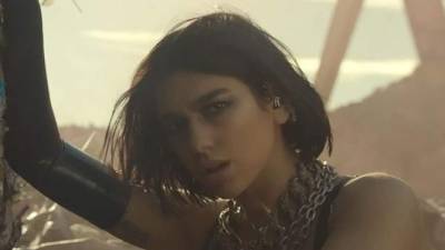 Dua Lipa estrenó este jueves ‘Swan Song’.