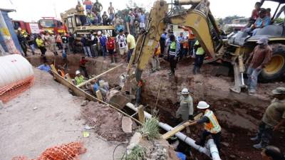 Momentos en que bomberos y voluntarios trataban de rescatar con vida a José Leónidas Zúniga y Emilio Hernández.