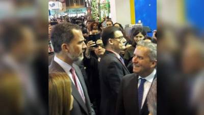 El rey Felipe VI dialoga con Ricardo Álvarez.