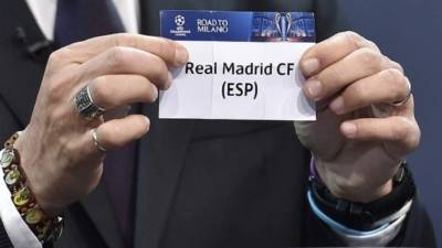 Javier Zanetti fue el elegido para escojer las bolas de los bombos.