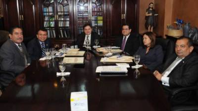 Exmiembros del Consejo de la Judicatura, en una reunión presidida por el expresidente de la Corte Suprema Jorge Rivera Avilés. Foto de archivo.