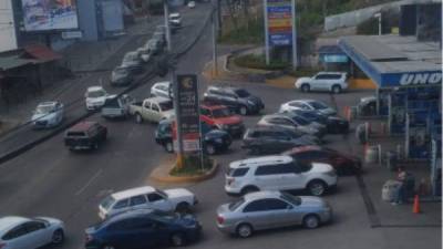 Los ciudadanos han abarrotado las gasolineras para abastecerse de combustible.