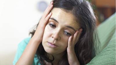 'Sería útil que acudieras a pláticas sobre adicciones para que sepas a lo que te enfrentas', le aconseja la doctora.