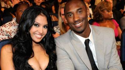 El ex jugador de la NBA Kobe Bryant falleció trágicamente junto a una de sus hijas este 26 de enero en un accidente de helicóptero, dejando a su esposa, Vanessa Bryant, desconsolada junto a sus otros tres hijos.Kobe y Vanessa llevaban 20 años juntos.