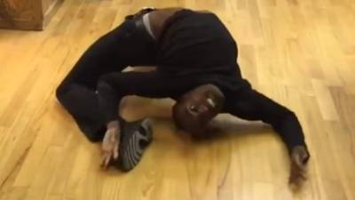 Así luce el joven, quien mantiene intrigados a quienes lo conocen.