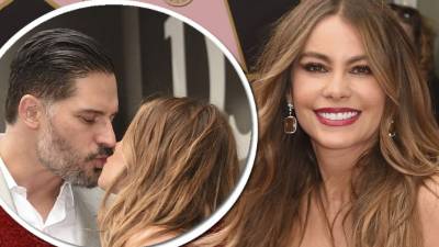 Joe Manganiello no dejó de besar a prometida Sofía Vergara cuando desvelaba su estrella en el Paseo de la Fama de Hollywood.