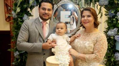 José Miguel Sánchez y Melina Valladares con su bebé Emiliano Sánchez Valladares.