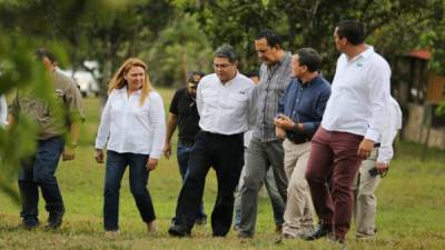 El mandatario hondureño estuvo presente en Santa Cruz de Yojoa para la entrega de certificados.