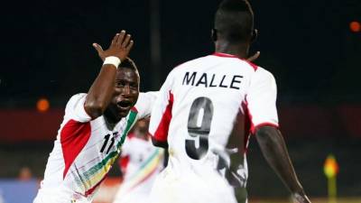 Boubacar Traore (izquierda) celebra con Aly Malle uno de los goles ante Ecuador. Foto FIFA.com