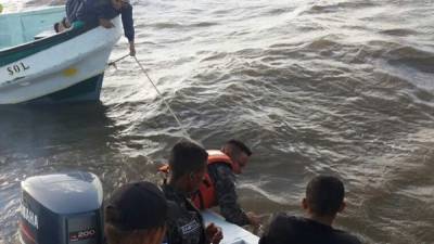 Los sobrevivientes y los cadáveres fueron rescatados en lanchas de los navales, bomberos y particulares la tarde de este martes en la laguna de Caratasca.