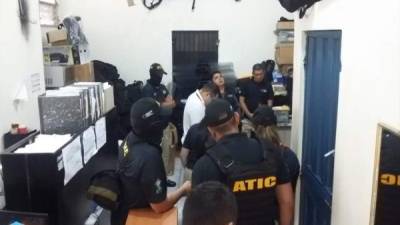 Agentes de la Atic en la sede de la Policía Municipal en Tegucigalpa.