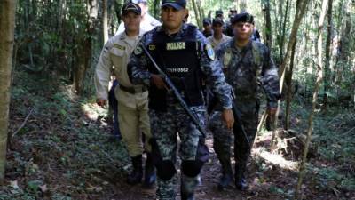 A los equipos de rescate se ha unido la Policía Nacional.