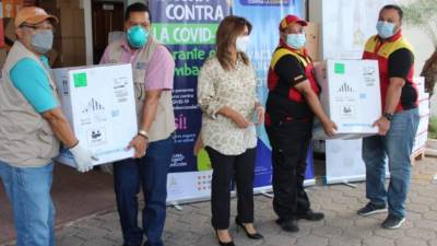 Personal de la Secretaría de Salud recibiendo y trasladando las dosis.