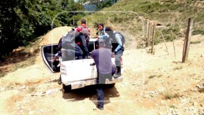 La Policía realizó operativos en la remota aldea El Bosque, adonde residía la familia masacrada.