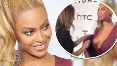 La estrella lució un vestido asimétrico de Philipp Plein, con el cual dejó mucha piel a la vista.