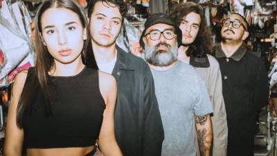 La banda guatemalteca Easy Easy separó a Javier Varela (c) después de que se le señalara de agredir a su expareja.// Foto Instagram.