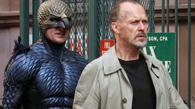 'Birdman' trata sobre un actor venido a menos que intenta recobrar su prestigio adaptando su propia obra en Broadway.