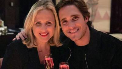 Astrid junto a su hijo mayor, Diego Boneta. Foto redes.