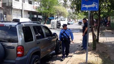 El cuerpo de la víctima quedó expuesto en la calle.