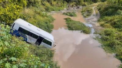 El bus cayó en una hondonada.