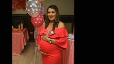 Sara Rodas de Bueso es agasajada.