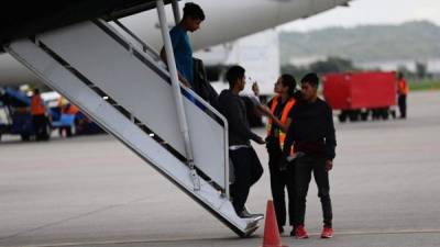 Una considerable cantidad de migrantes hondureños llegando al aeropuerto Ramón Villeda Morales.