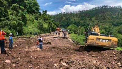 La compañía constructora comenzó a reparar el tramo carretero que fue dañado por las torrenciales lluvias que han azotado el occidente del país.