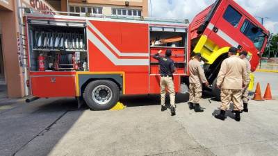 Personal de la Atic y de los bomberos revisando uno de los camiones adquiridos durante la amergencia sanitaria.