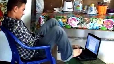 Fernado Recinos nació sin brazos, pero esto no ha sido un impedimento para estudiar.