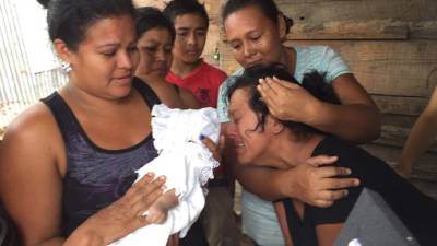 La madre María de Carmen Fajardo llevó a su bebé al Seguro Social por unos diviesos.