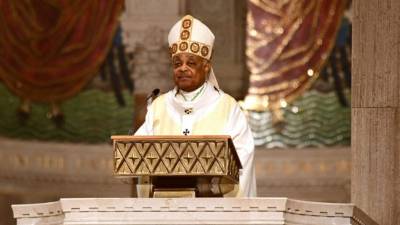 En esta foto de archivo tomada el 12 de abril de 2020, el reverendo Wilton D. Gregory, Arzobispo de Washington, celebra una misa del Domingo de Pascua frente a bancos vacíos en la Basílica del Santuario Nacional de la Inmaculada Concepción en Washington. Foto AFP