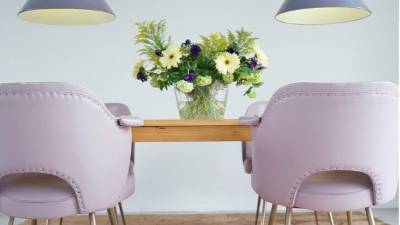 Las flores naturales como las de papel son una excelente alternativa para añadir color al hogar.