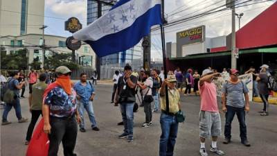 Varios capitalinos salieron a las calles esta tarde tras la convocatoria de Manuel Zelaya Rosales.