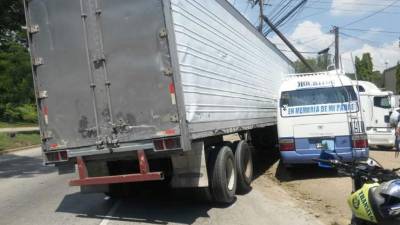 El choque entre estos dos vehículos dejó cinco personas heridas.