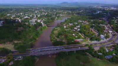 El río Chamelecón recibe toda el agua sin tratar de San Pedro Sula y alrededores. Curiosamente la Capital Industrial es la única ciudad que no trata sus aguas. Foto: Franklyn Muñoz