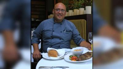 El chef César García es originario de Lima, Perú. Trabaja en el Hotel InterContinental en donde se destaca en la preparación de exquisitos platillos elaborados con mucha creatividad. Fotos: Franklyn Muñoz