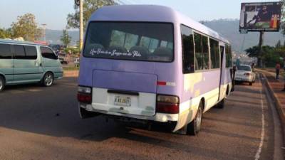 Una mujer murió al ser atropellada por un bus.