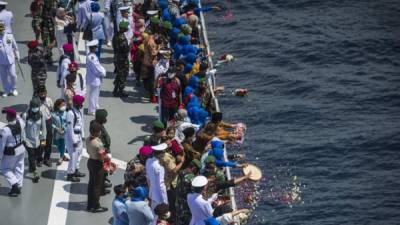 Los familiares sueltan flores en el mar durante una ceremonia de recuerdo para la tripulación del submarino de la armada de Indonesia. Foto AFP